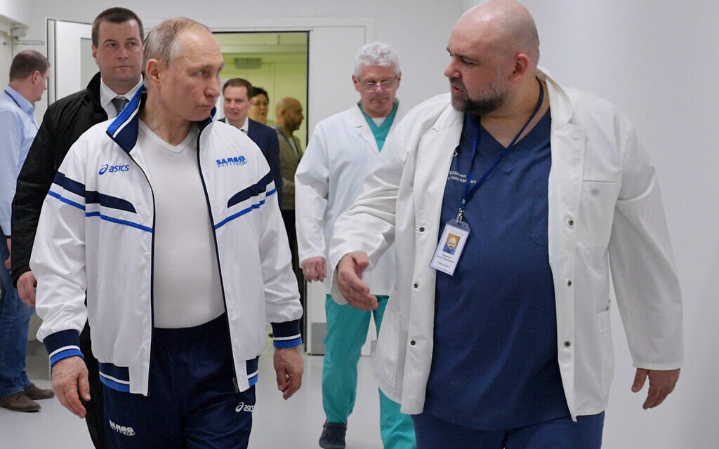 אילוסטרציה: נשיא רוסיה ולדימיר פוטין מסייר בבית חולים בקומונרקה 23 במרץ 2020 (צילום: Alexei Druzhinin, Sputnik, Kremlin Pool Photo via AP, File)