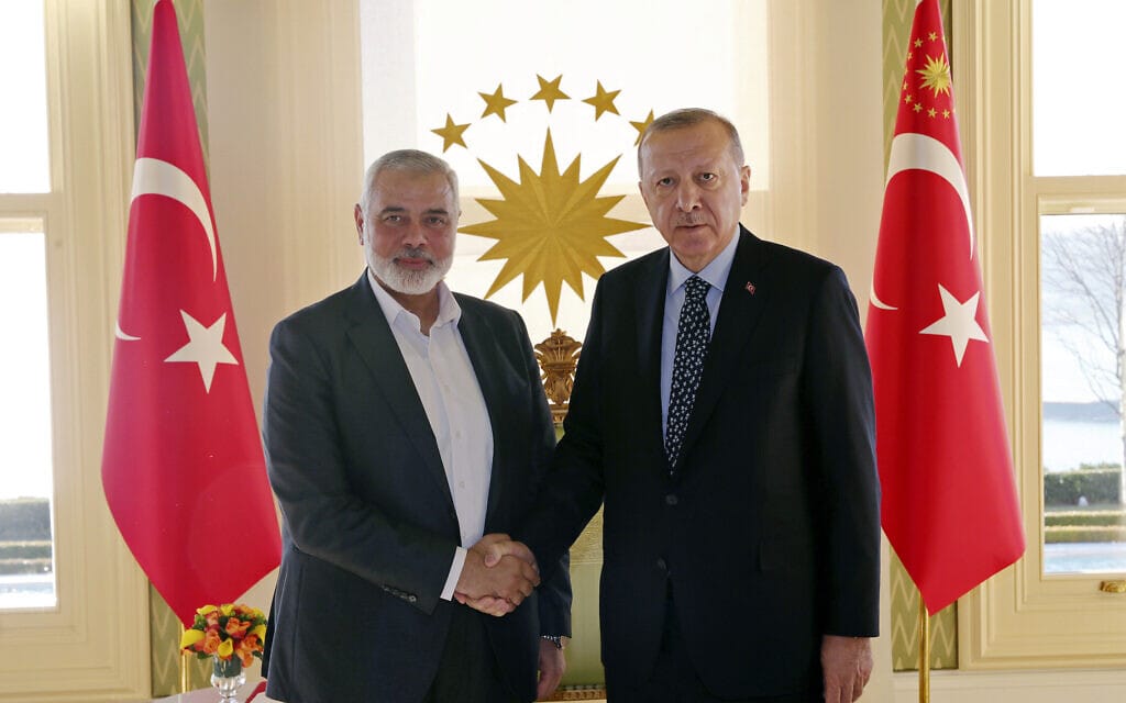 נשיא טורקיה רג&#039;פ טאיפ ארדואן לוחץ יד עם מנהיג חמאס אסמאעיל הנייה בפגישה באיסטנבול, 1 בפברואר 2020 (צילום: Presidential Press Service via AP)