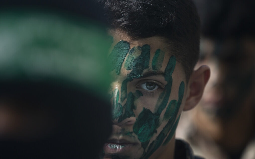 פעיל חמאס ברצועת עזה (צילום: AP Photo/ Khalil Hamra)