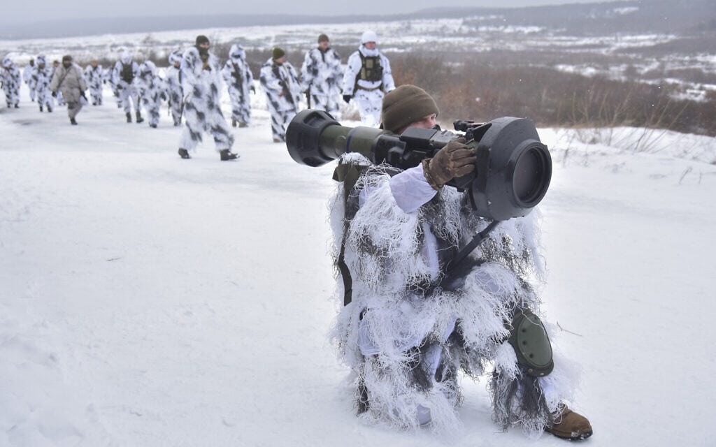 חיילים אוקראינים משתתפים בתרגיל לשימוש בטילי NLAW נגד טנקים בבסיס האימונים הצבאי יבוריב שליד לביב, 28 בינואר 2022 (צילום: AP Photo/Pavlo Palamarchuk)