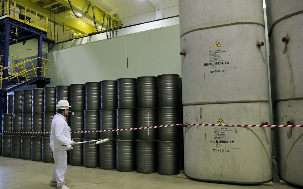 עובד בודק את רמת הקרינה של חביות במחסן פסולת גרעינית שנאספה מכור 4 בתחנת הכוח הגרעינית בצ&#039;רנוביל, אוקראינה, 23 במרץ 2016 (צילום: AP Photo/Efrem Lukatsky, File)