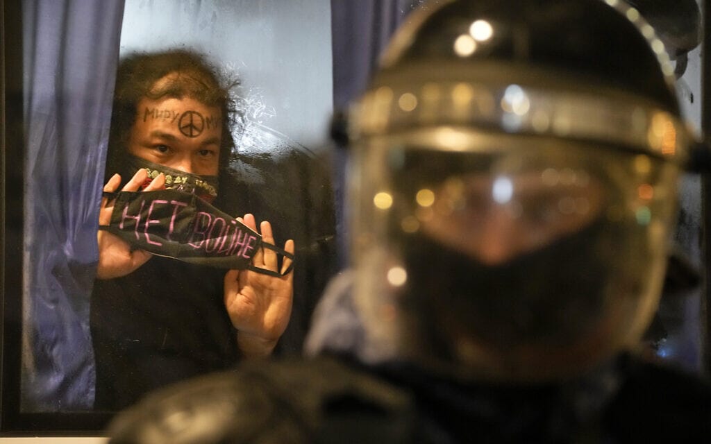 מפגין עצור מחזיק בשלט "לא למלחמה" בסנט פיטרסברג, רוסיה, 24 בפברואר 2022 (צילום: AP Photo/Dmitri Lovetsky)