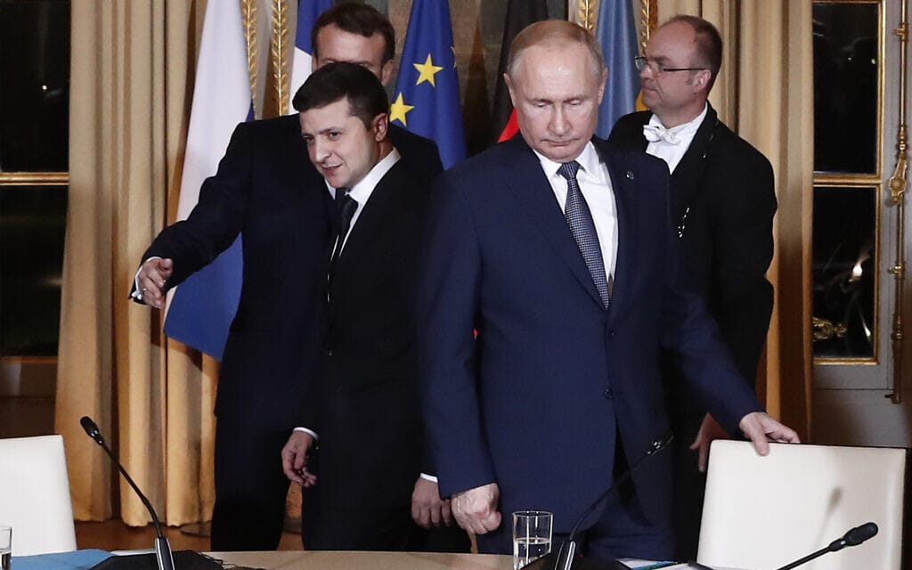 נשיא רוסיה ולדימיר פוטין עם נשיא אוקראינה וולודימיר זלנסקי בפגישת עבודה בארמון האליזה, 9 בדצמבר, 2019, בפריז (צילום: Ian Langsdon/Pool via AP)