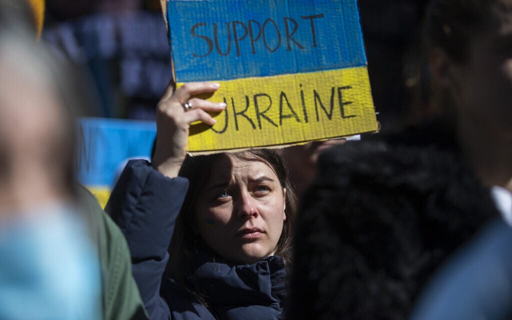אישה מפגינה נגד הפלישה הרוסית לאוקראינה, ניו יורק,26 בפברואר 2022 (צילום: AP Photo/Brittainy Newman)