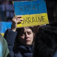 אישה מפגינה נגד הפלישה הרוסית לאוקראינה, ניו יורק,26 בפברואר 2022 (צילום: AP Photo/Brittainy Newman)