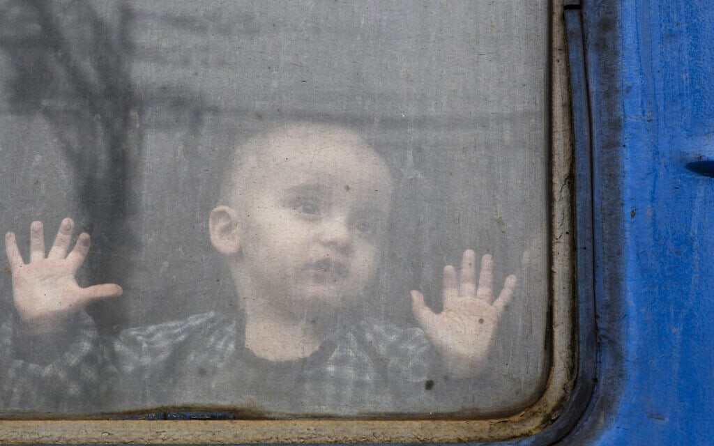 הבריחה מאוקראינה בפלישה הרוסית (צילום: AP Photo/Andriy Andriyenko)