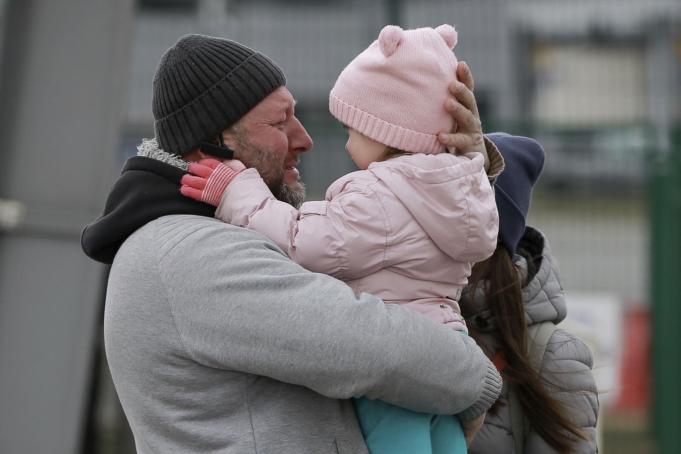 אב אוקראיני מחבק את בתו בגבול בין אוקראינה לפולין, 27 בפברואר 2022 (צילום: AP Photo/Visar Kryeziu)