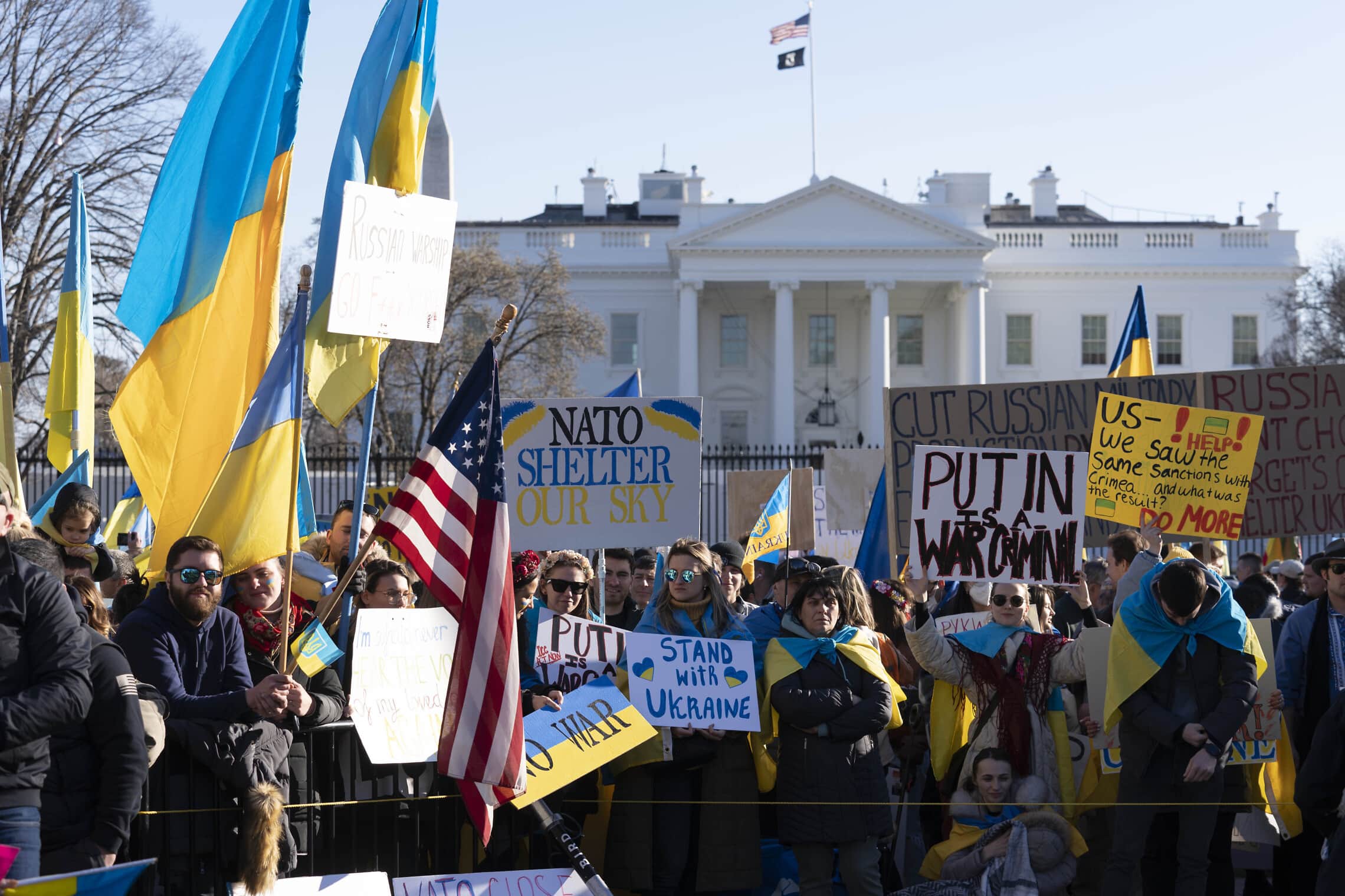 הפגנת תמיכה באוקראינה מול הבית הלבן בוושינגטון, ארה&quot;ב, 27 בפברואר 2022 (צילום: AP Photo/Jose Luis Magana)