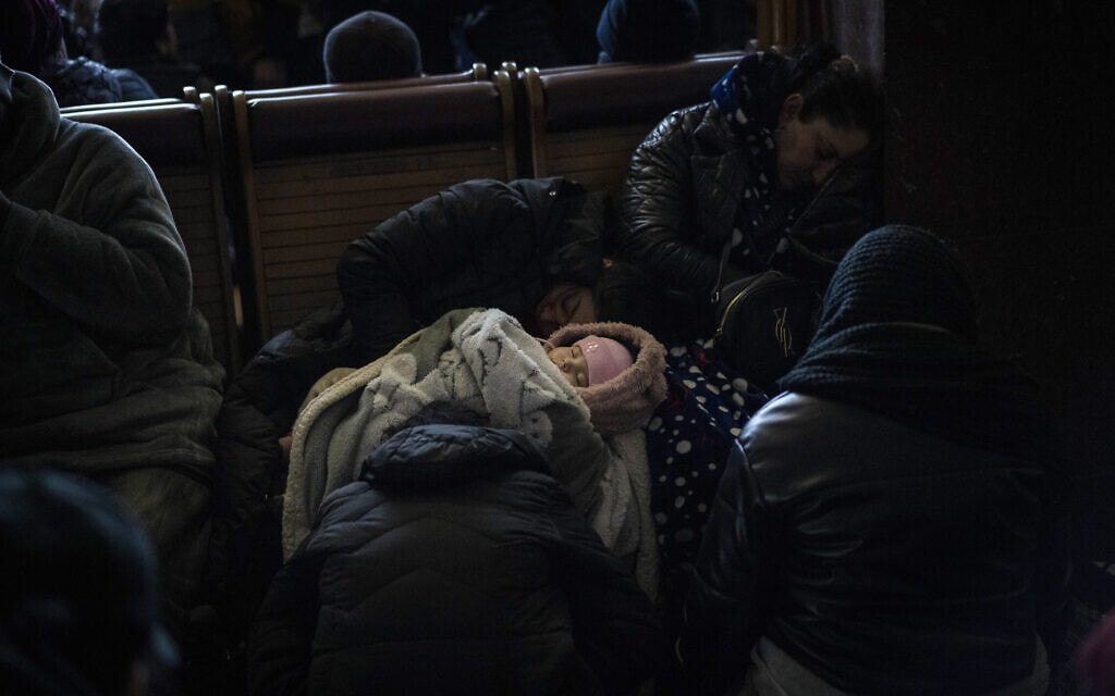 אזרחים אוקראינים בתחנת הרכבת בלביב, 28 בפברואר 2022 (צילום: AP Photo/Bernat Armangue)