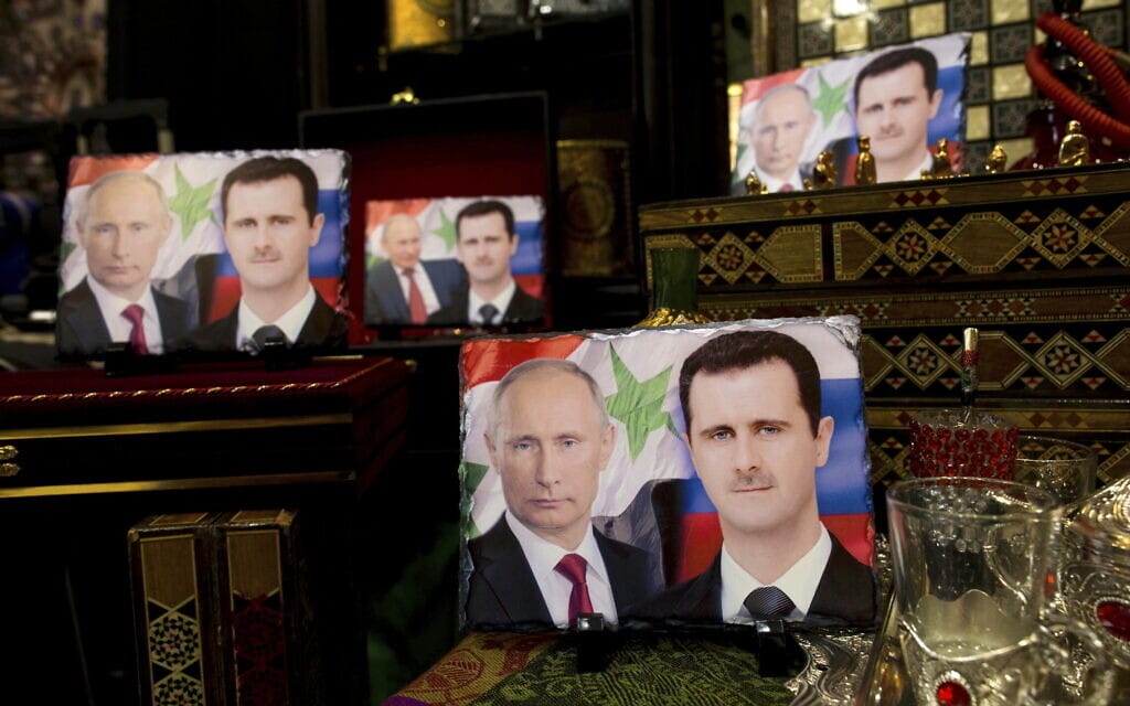 חרסינות עם תמונתם של בשאר אסד ו-ולדימיר פוטין בחנות מזכרות בדמשק (צילום: AP Photo/Hassan Ammar)