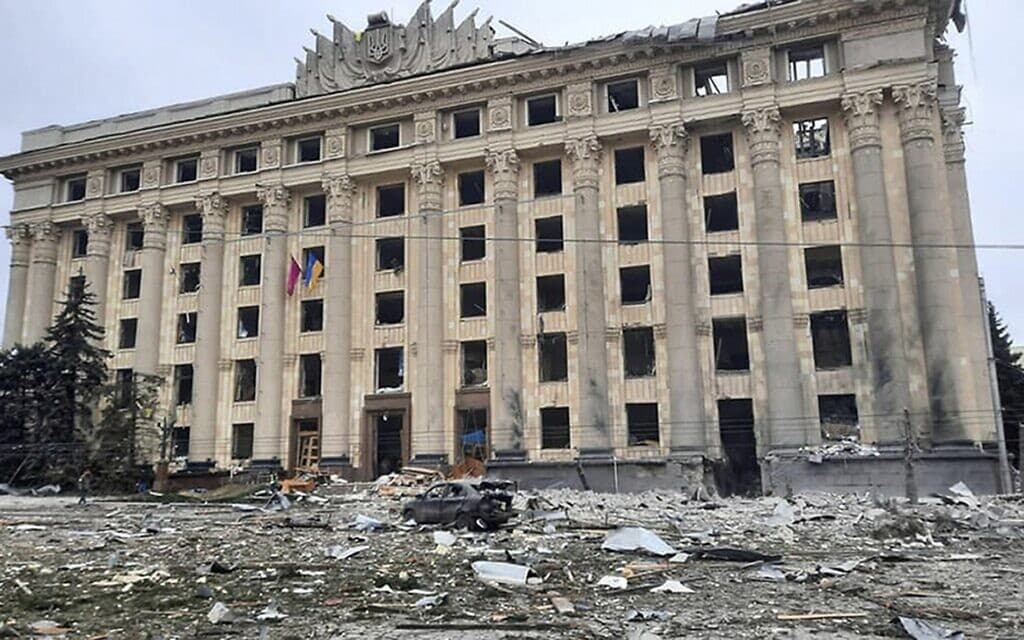 בניין העירייה בחארקיב אחרי הפגזה רוסית, 1 במרץ 2022 (צילום: Ukrainian Emergency Service via AP)