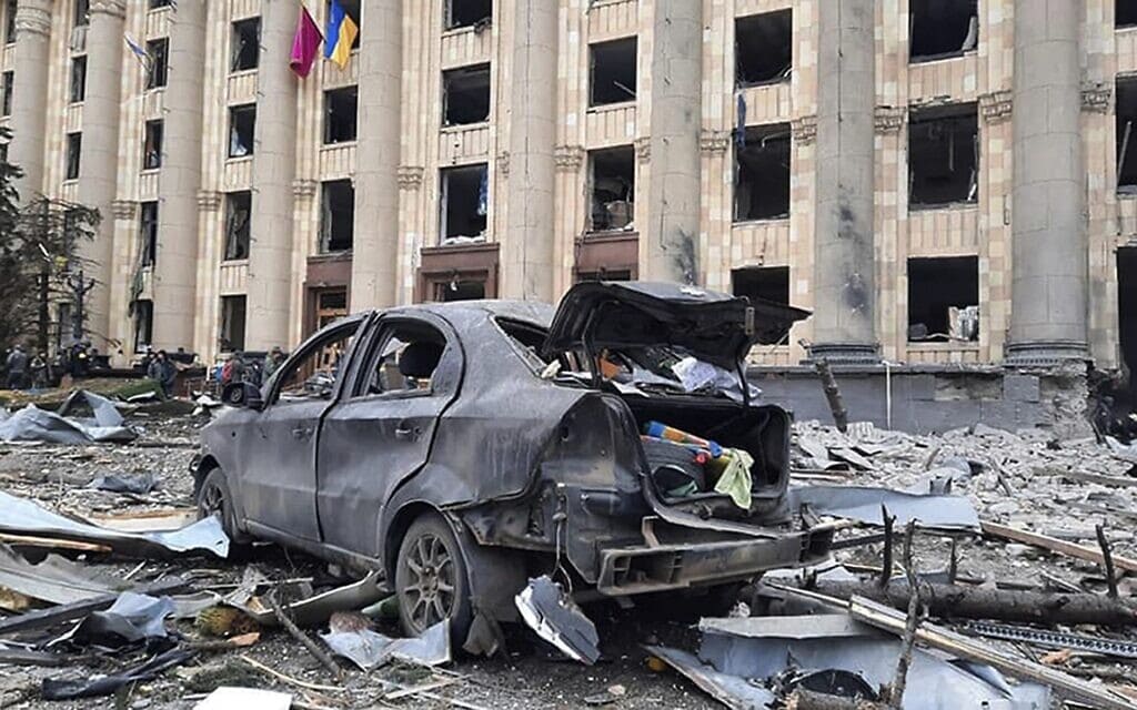 מכונית שרופה מול בניין העירייה בחארקיב אחרי הפגזה רוסית, 1 במרץ 2022 (צילום: Ukrainian Emergency Service via AP)