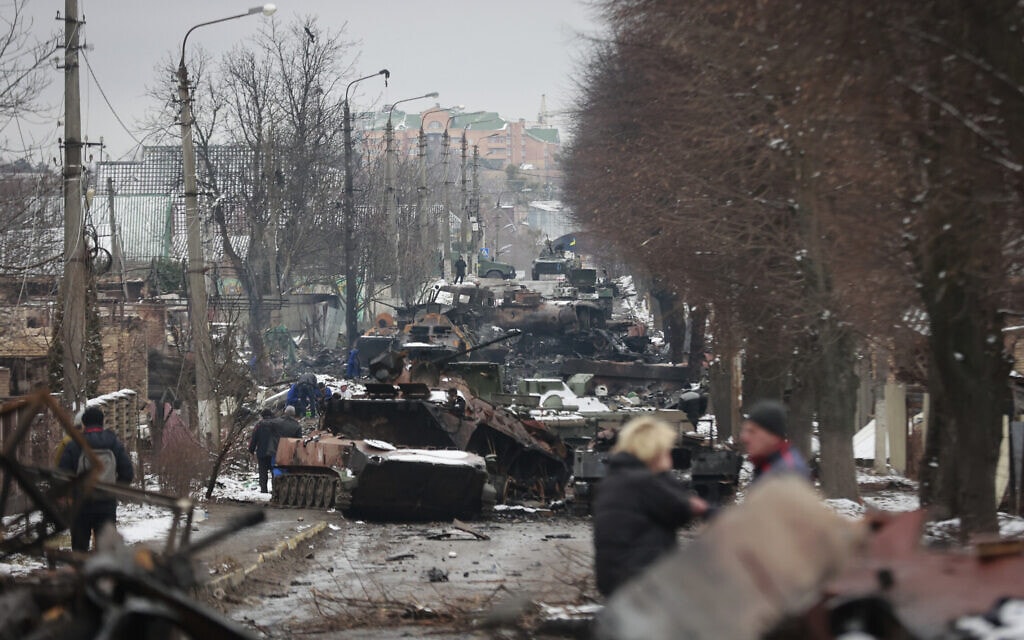שיירת כלי רכב של צבא רוסיה שהושמדה בעיר בוצ׳ה, 1 במרץ 2022 (צילום: AP Photo/Serhii Nuzhnenko)