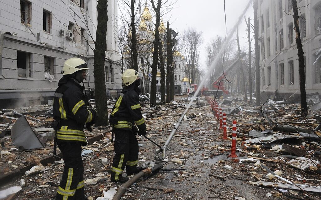 כוחות כיבוי ליד בניין שירות הביטחון האוקראיני בחארקיב, אחרי שהאזור הופגז על ידי רוסיה, 2 במרץ 2022 (צילום: AP Photo/Andrew Marienko)