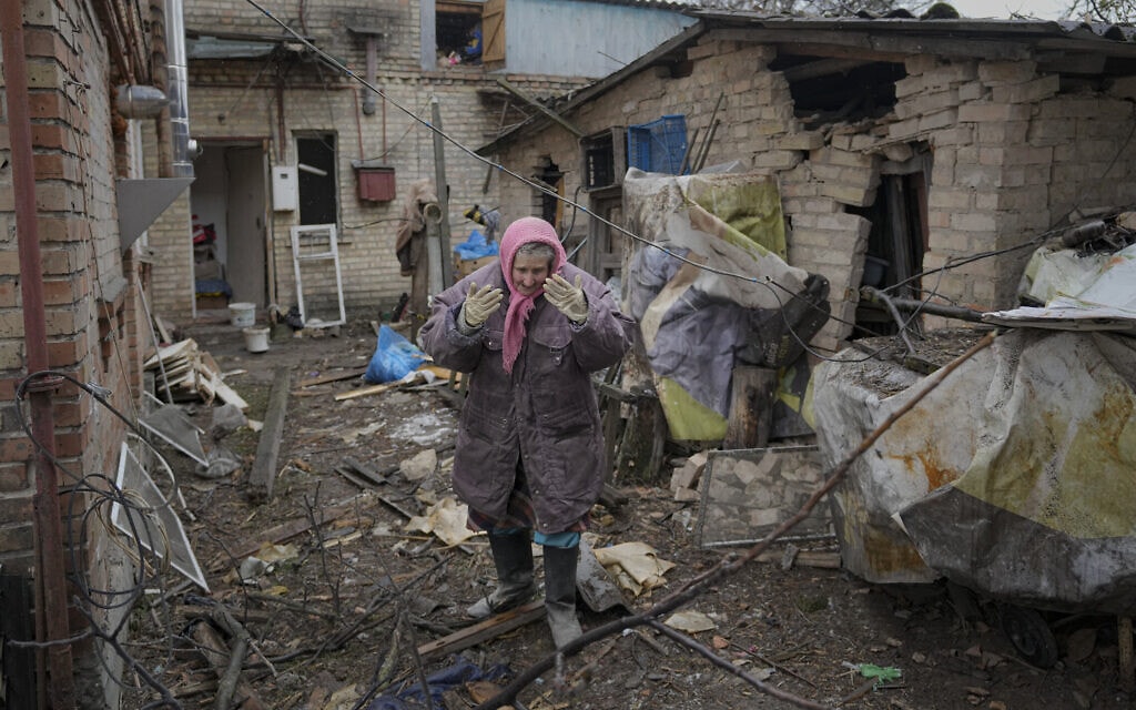 סבתא אוקראינית אומדת את הנזק אחרי הפצצה אווירית רוסית ביישוב ליד קייב, 2 במרץ 2022 (צילום: AP Photo/Vadim Ghirda)