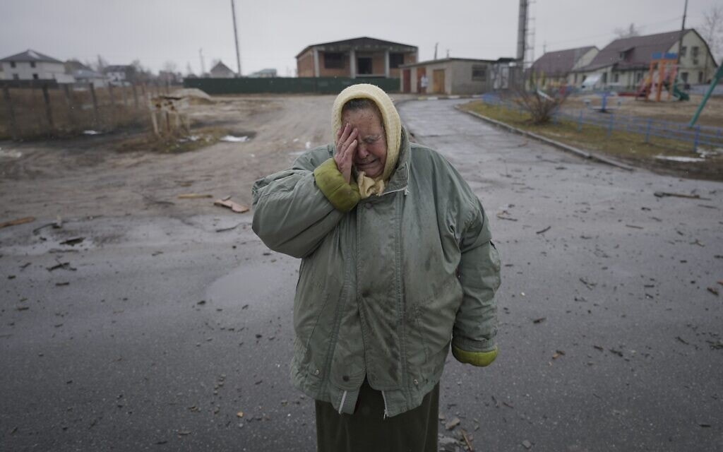 אישה אוקראינית מתייפחת אחרי שהיא רואה את הנזק שגרמה מתקפה אווירית רוסית ביישוב ליד קייב, 2 במרץ 2022 (צילום: AP Photo/Vadim Ghirda)
