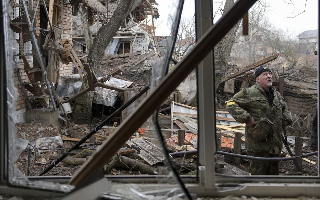 בית שנהרס בהתקפה אווירית רוסית, יישוב ליד קייב, 2 במרץ. 2022 (צילום: AP Photo/Vadim Ghirda)