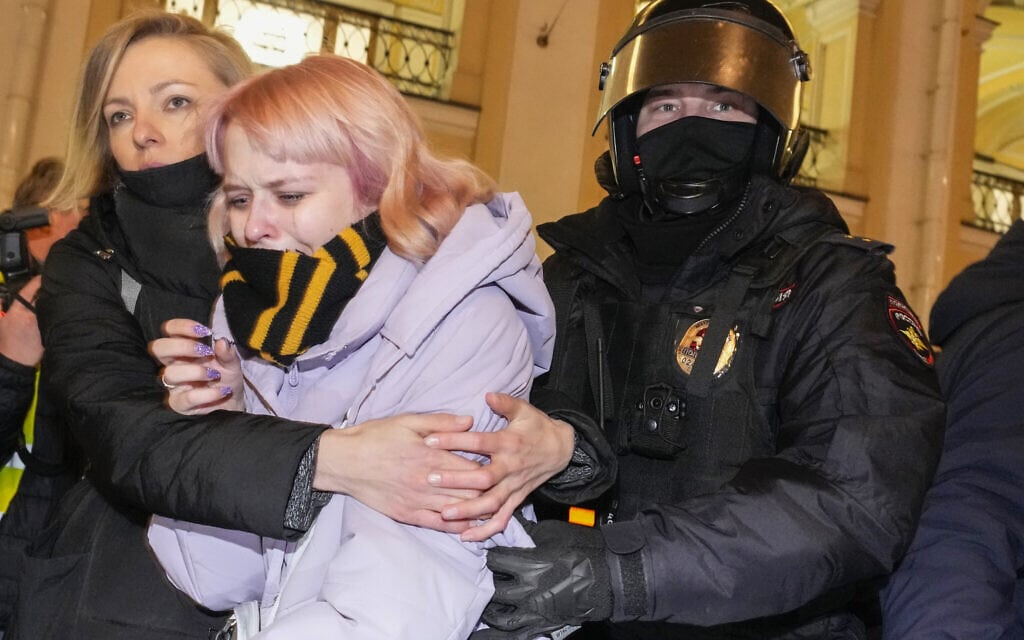 שוטר רוסי עוצר מפגינה נגד המלחמה באוקראינה, סנט פטרסבורג, רוסיה, 2 במרץ 2022 (צילום: AP Photo/Dmitri Lovetsky)