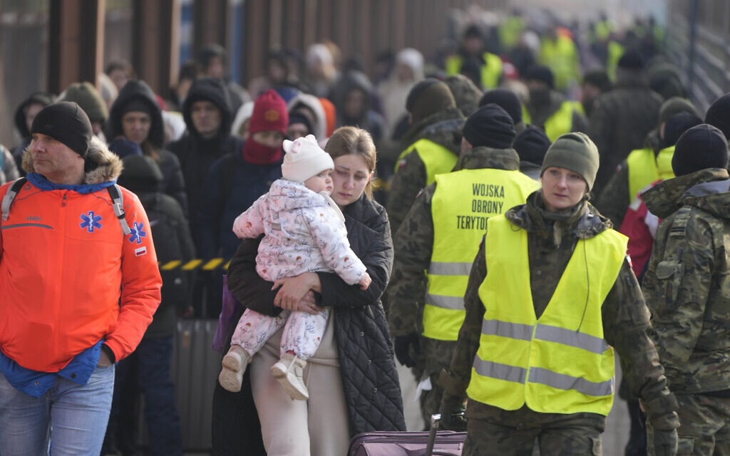פליטה אוקראינית אוחזת בתינוקה מגיעה לפולין, 3 במרץ 2021 (צילום: AP Photo/Markus Schreiber)