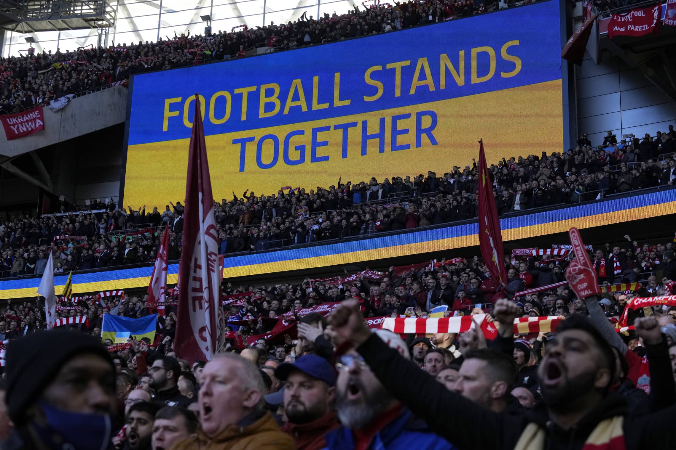 אוהדי ליברפול במפגן תמיכה באוקראינה במהלך גמר גביע הליגה האנגלית בין צ&#039;לסי וליברפול באיצטדיון ומבלי בלונדון, 27 בפברואר 2022 (צילום: AP Photo/Alastair Grant)