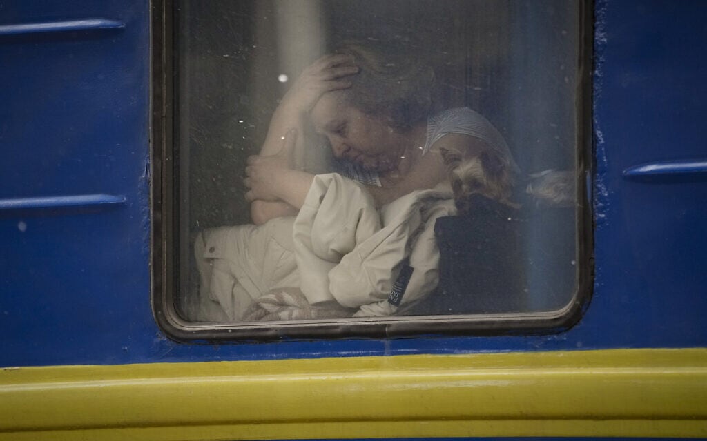 אישה אוקראינית נמלטת מקייב ללביב, 3 במרץ 2022 (צילום: AP Photo/Vadim Ghirda)