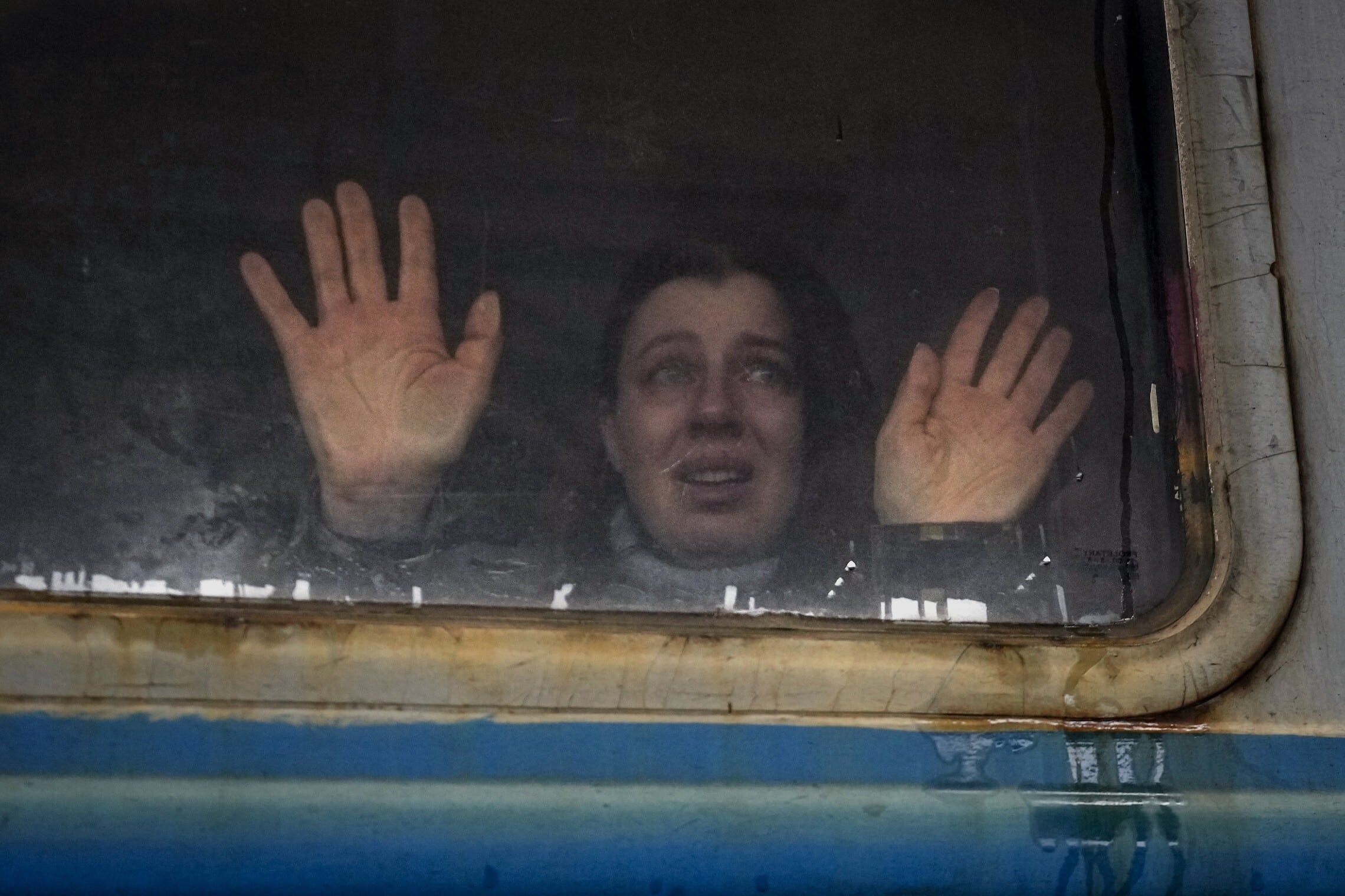 אישה אוקראינית נפרדת מקרוביה בעודה נמלטת מהעיר קייב, 3 במרץ 2022 (צילום: AP Photo/Vadim Ghirda)