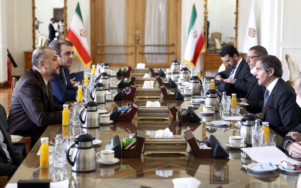ראש סאב&quot;א רפאל גרוסי, מימין, בדיונים עם שר החוץ האיראני חוסיין אמיר עבדולחיאן, משמאל, בטהרן, 5 במרץ 2022 (צילום: AP Photo)