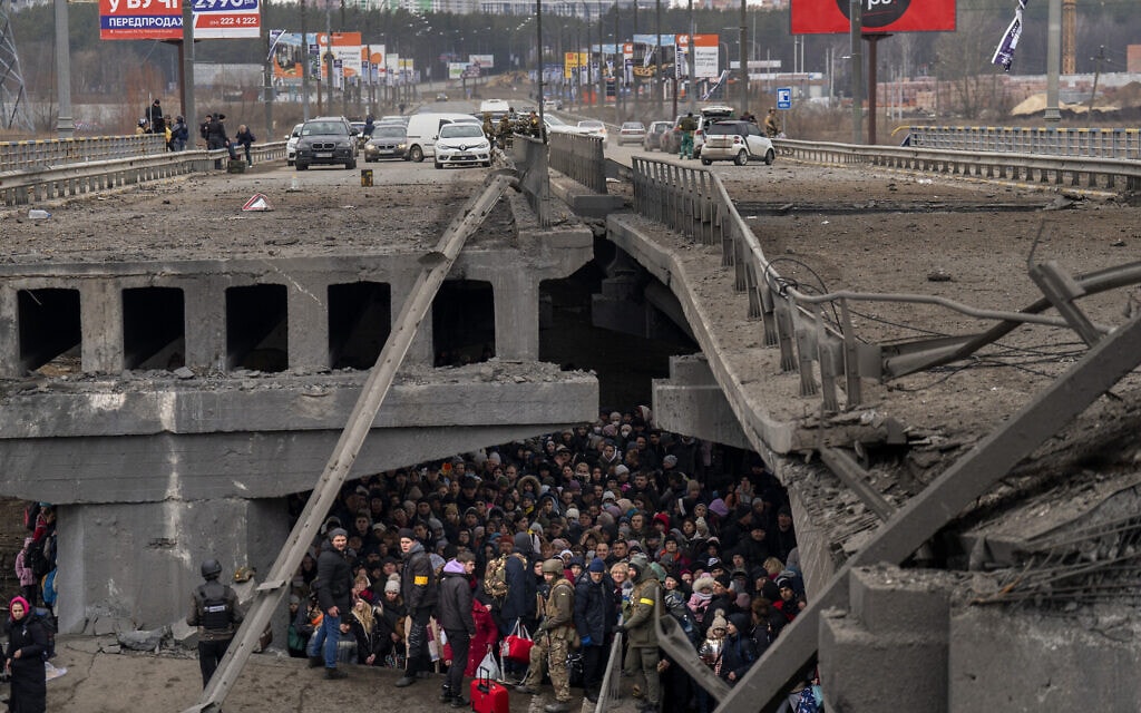 עקורים אוקראיניים תחת גשר הרוס מחוץ לקייב, 5 במרץ 2022 (צילום: Emilio Morenatti, AP)