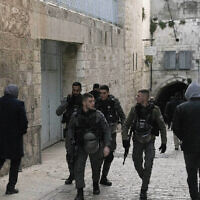 כוחות משטרה ומשמר הגבול מסיירים ליד פלסטינים שצועדים לתפילה במסגד אל  אקצא, 6 במרץ 2022 (צילום: AP Photo/Maya Alleruzzo)