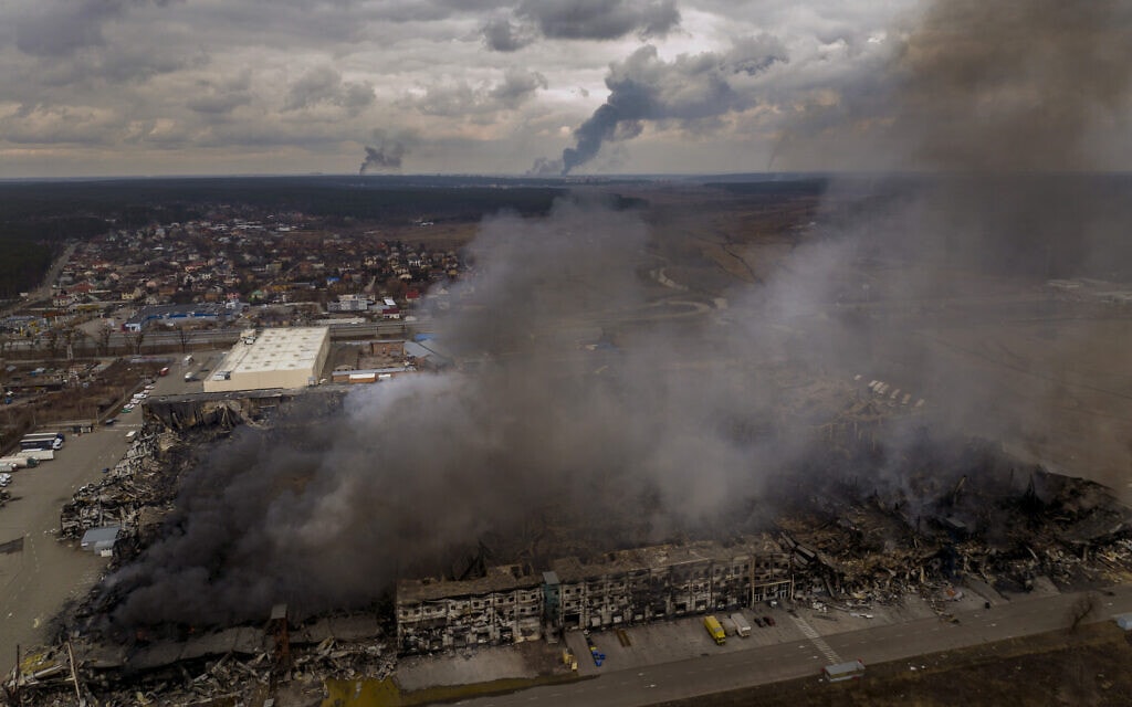 מפעל וחנות באירפין שבפאתי קייב עולים באש לאחר שהופצצו, 6 במרץ 2022 (צילום: Emilio Morenatti, AP)