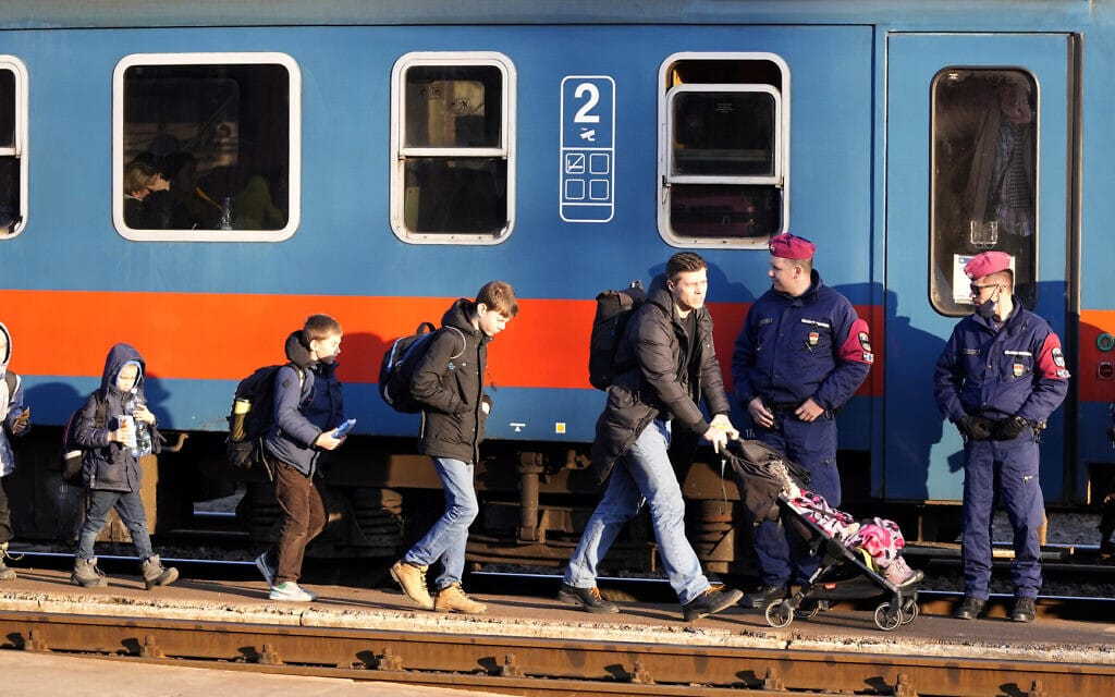 פליטים שברחו מהמלחמה באוקראינה מגיעים לתחנת הרכבת זאהון שבהונגריה, 6 במרץ 2022 (צילום: Darko Vojinovic, AP)