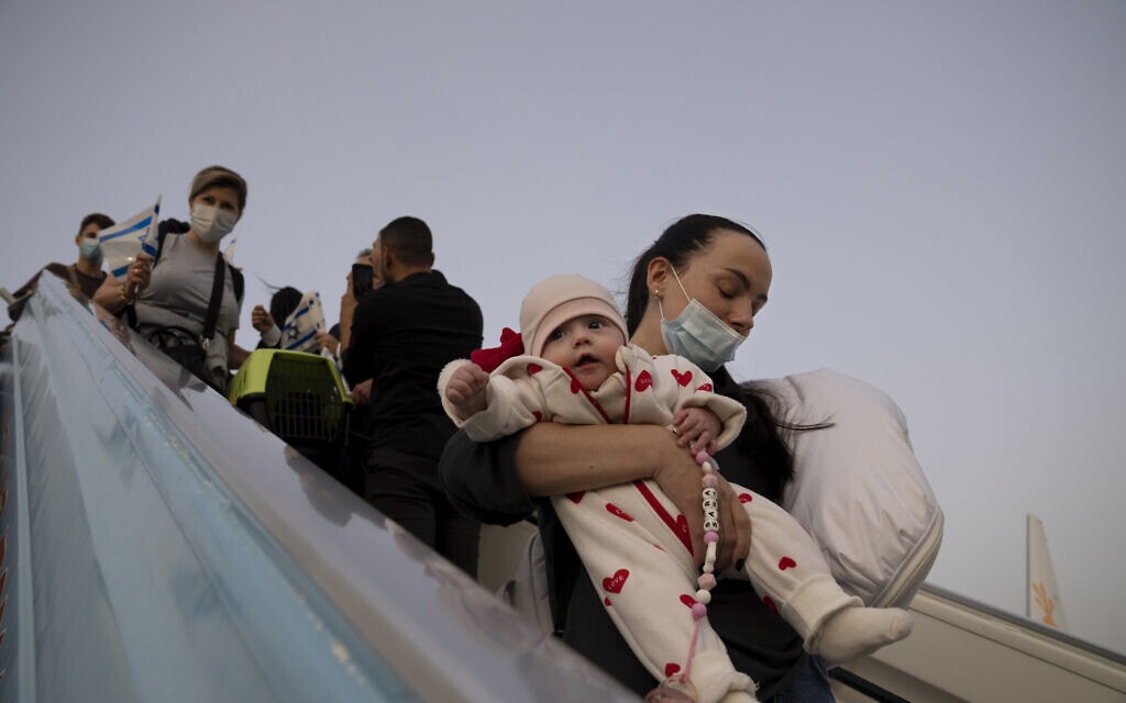פליטים מאוקראינה נוחתים בישראל, 6 במרץ 2022 (צילום: AP Photo/Maya Alleruzzo)