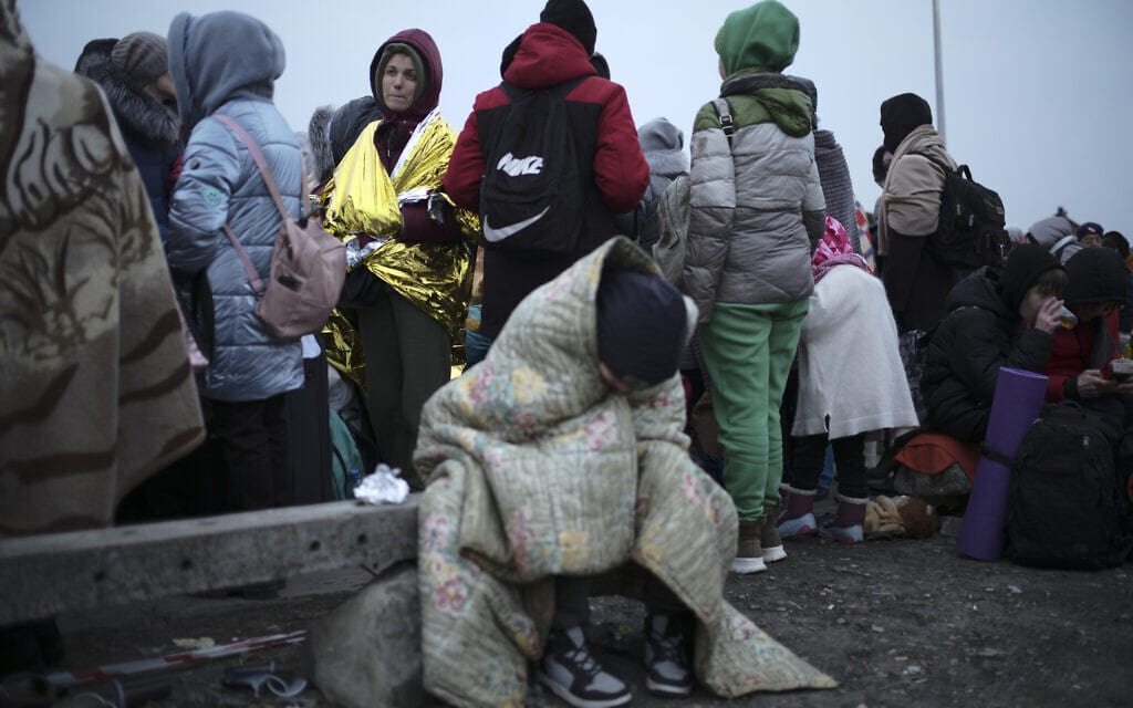 פליטים אוקראינים באזור גבול פולין,7 במרץ 2022 (צילום: AP Photo/Markus Schreiber)