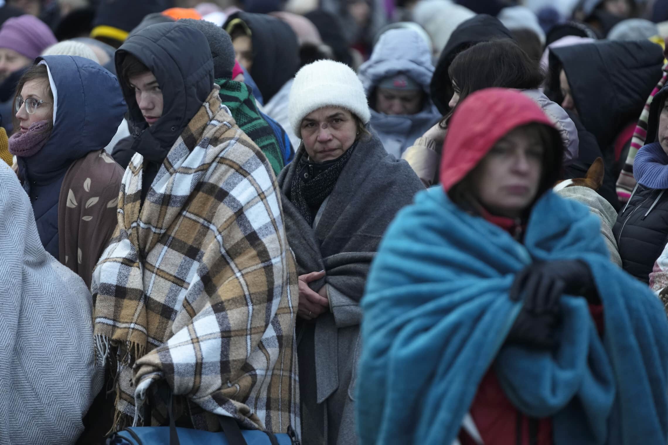 פליטים מאוקראינה, בעיקר נשים וילדים, במעבר הגבול מדיקה בפולין, 7 במרץ 2022 (צילום: AP Photo/Markus Schreiber)