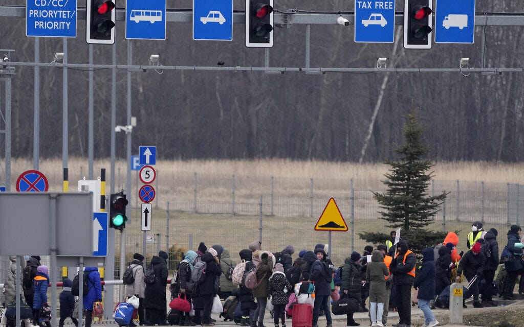 פליטים שנמלטים מאוקראינה במעבר הגבול לפולין שבפרובינציית פודקרפאטי, 7 במרץ 2022 (צילום: Markus Schreiber, AP)