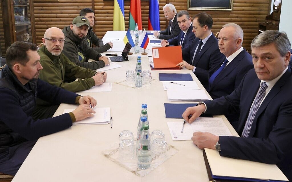המשלחת הרוסית (מימין) והמשלחת האוקראינית בסבב השיחות השלישי בין הצדדים בבלארוס, 7 במרץ 2022 (צילום: Maxim Guchek/BelTA Pool Photo via AP)