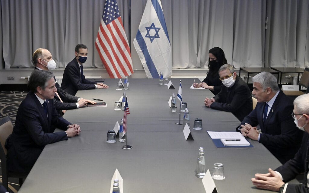 שר החוץ יאיר לפיד נפגש עם מזכיר המדינה האמריקאי אנתוני בלינקן בריגה, לטביה, 7 במרץ 2022 (צילום: Olivier Douliery, Pool via AP)