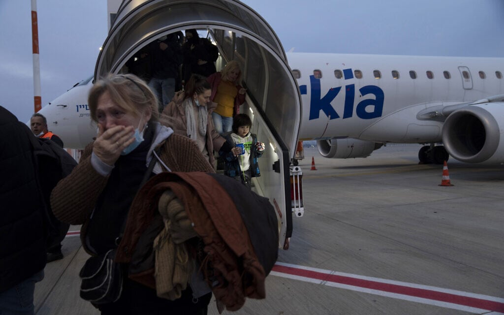 פליטים אוקראינים נוחתים בישראל, 8 במרץ 2022 (צילום: AP Photo/Maya Alleruzzo)