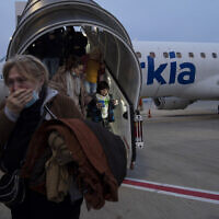 פליטים אוקראינים נוחתים בישראל, 8 במרץ 2022 (צילום: AP Photo/Maya Alleruzzo)