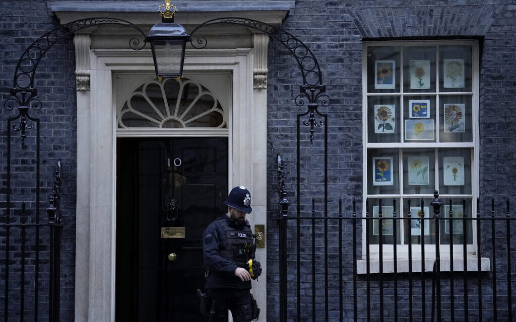 ציורי ילדים בריטים לתמיכה באוקראינה מוצגים על חלון מעון ראש הממשלה בדאונינג 10, לונדון, 8 במרץ 2022 (צילום: AP Photo/Matt Dunham)