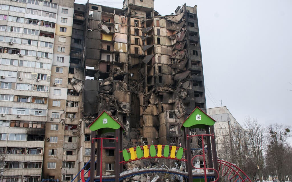 בניין דירות בחארקיב שנפגע בהפצצות, 8 במרץ 2022 (צילום: Andrew Marienko, AP)
