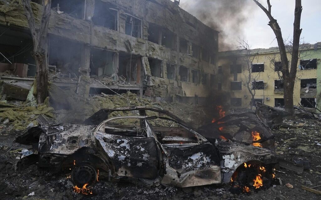בית החולים במריאופול אחרי שהופצץ על ידי רוסיה, 9 במרץ 2022 (צילום: AP Photo/Evgeniy Maloletka)