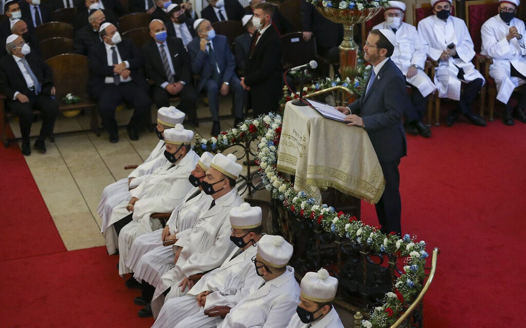 הנשיא יצחק הרצוג בבית הכנסת נווה שלום באיסטנבול, 10 במרץ 2022 (צילום: AP Photo/Emrah Gurel)