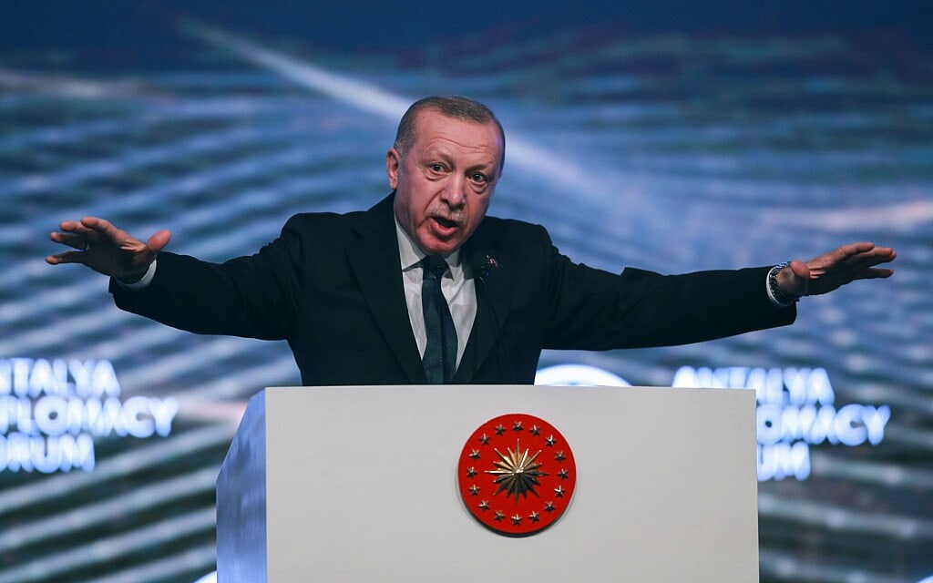 נשיא טורקיה רג'פ טאיפ ארדואן בפורום הדיפלומטיה באנטליה, 11 במרץ 2022 (צילום: AP Photo)