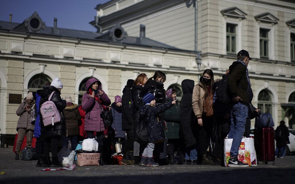 פליטים שנמלטו מהמלחמה באוקראינה מחוץ לתחת הרכבת בפשמישל שבפולין, 12 במרץ 2022 (צילום: AP Photo/Daniel Cole)