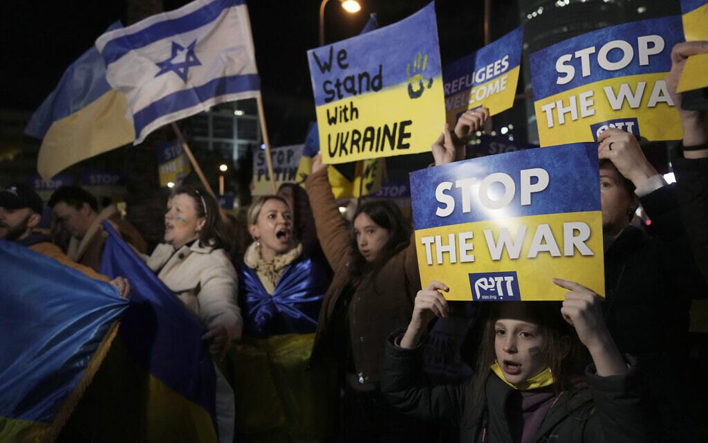 מפגינים מוחים בתל אביב נגד הפלישה הרוסית לאוקראינה, 12 במרץ 2022 (צילום: Ariel Schalit, AP)