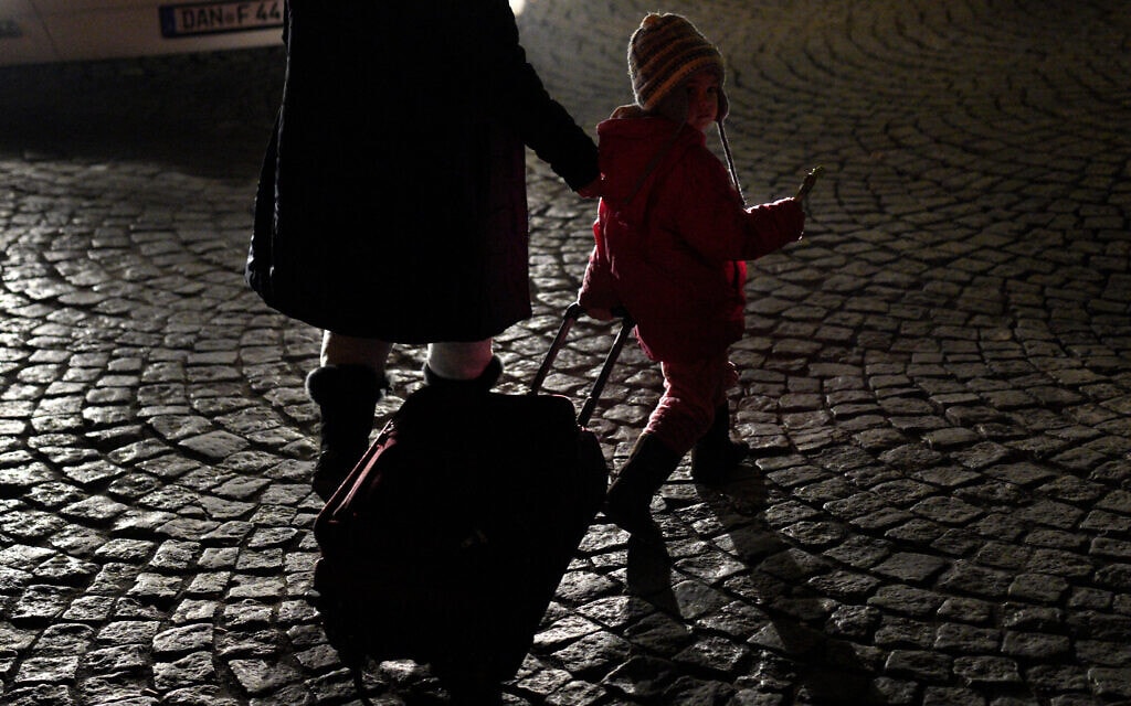 פליטים שנמלטים מאוקראינה בפולין, 12 במרץ 2022, אילוסטרציה (צילום: AP Photo/Daniel Cole)