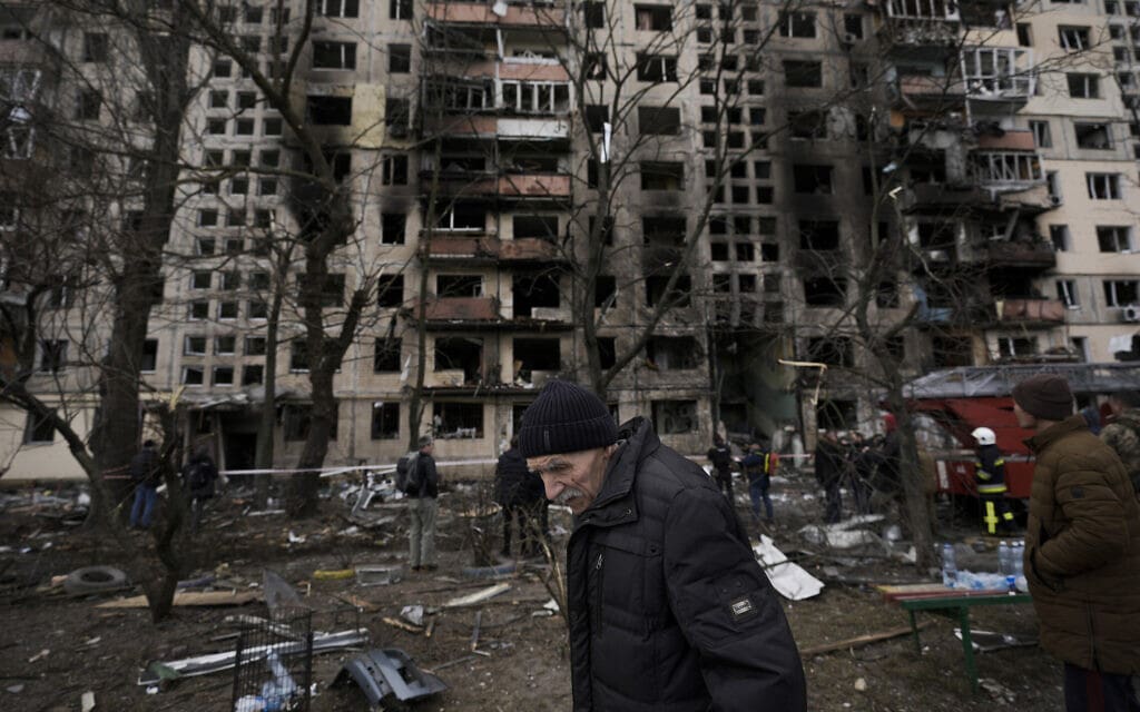 בניין שהופגז בקייב אוקראינה, 14 במרץ 2022 (צילום: AP Photo/Vadim Ghirda)