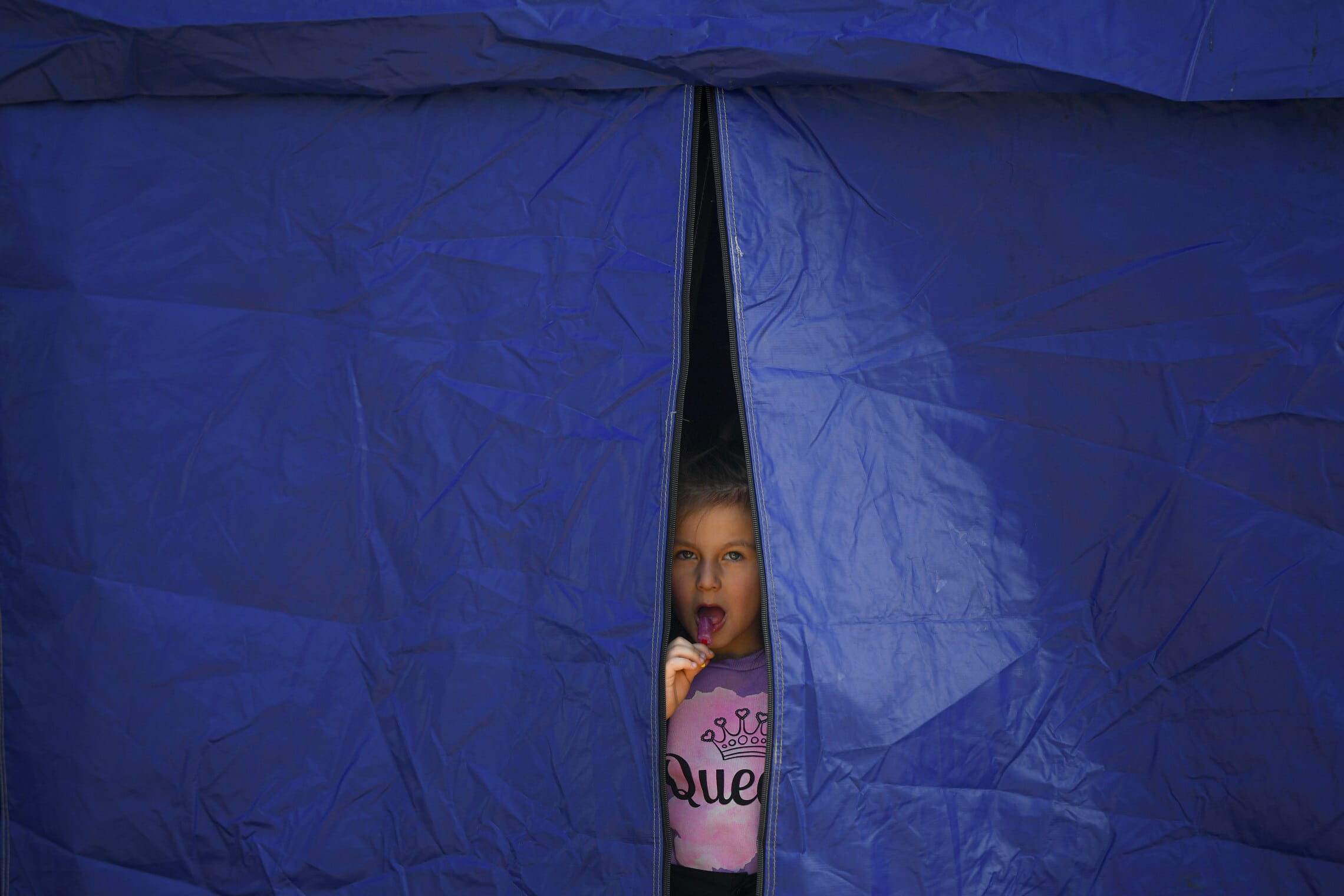 ילדה פליטה מאוקראינה במרכז סיוע לפליטים בעיירה סירט על גבול רומניה-אוקראינה, 14 במרץ 2022 (צילום: AP Photo/Andreea Alexandru)