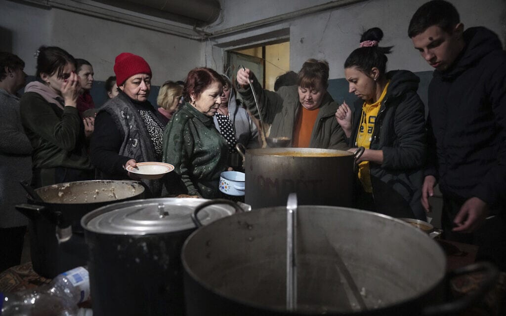 תור למזון במקלט במאריופול, 7 במרץ 2022 (צילום: AP Photo/Evgeniy Maloletka)